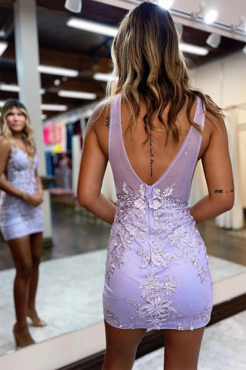 Stunning Bodycon V-Neck Short Homecoming Dress with Exquisite Appliques