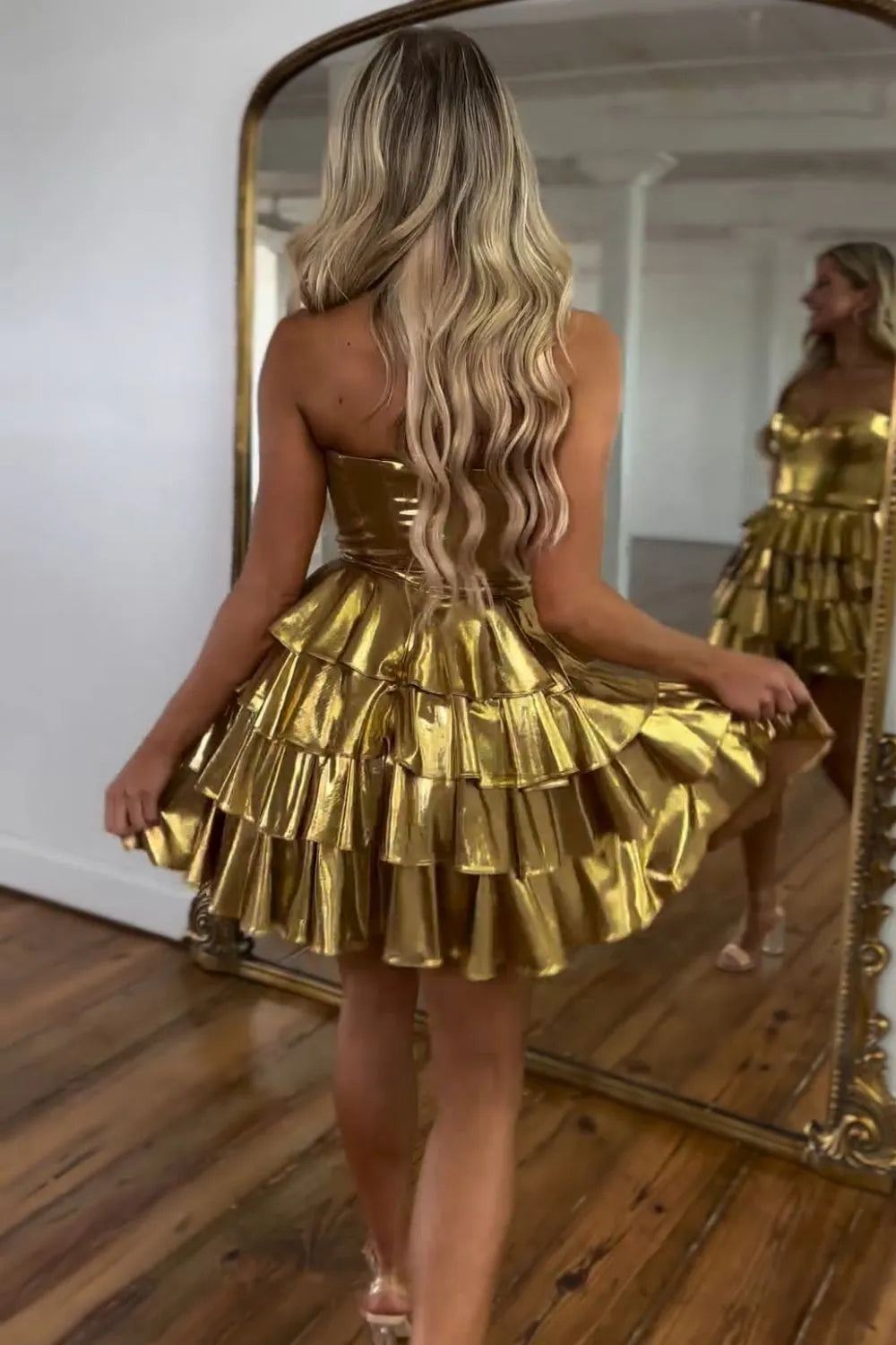 Stunning A-Line Sweetheart Short Tiered Metallic Homecoming Dress