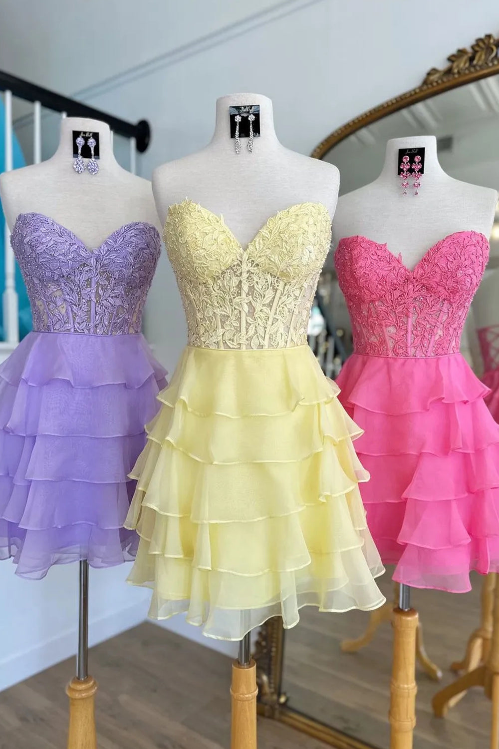 Cute Sweetheart A-Line Lace Corset Chiffon Ruffle Short Homecoming Dress